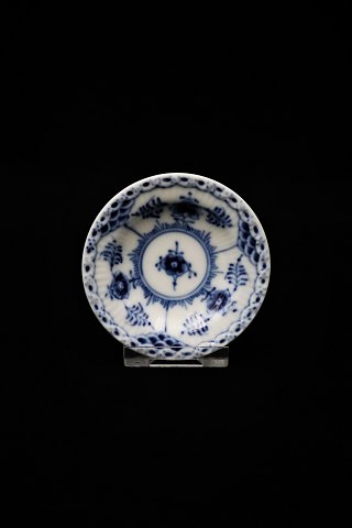 Royal Copenhagen Blue Fluted Half Lace envelope butter dish.
RC# 1/504. 1.sort. Dia:7,5 cm.