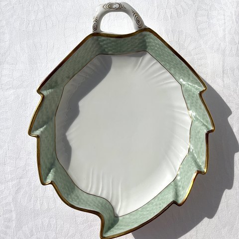 Royal Copenhagen
Green curved
Leaf dish
# 952/1866
* 300 DKK