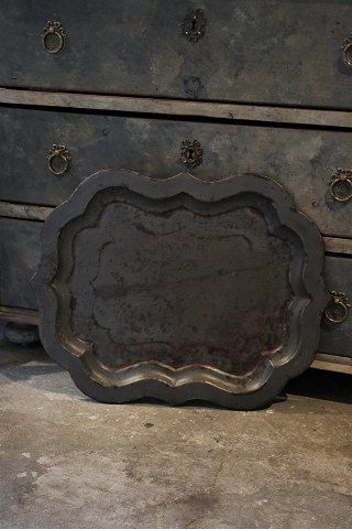 Gammel fransk bakke i afpudset metal med en super flot mørk patina.
Måler: 55x43cm.