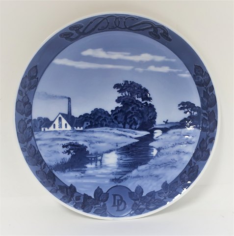 Royal Copenhagen. Mindeplatte No. 281. Mejeri platte 1937. Design Richard 
Bøcher. Diameter 24,5 cm. (1 sortering)