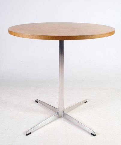 Lille spisebord / sidebord, egetræ, designet af Arne Jacobsen, 1991
Flot stand
