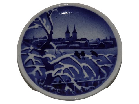 Royal Copenhagen miniature Christmas plate 
Glædelig Jul - Birds in front of castle