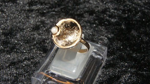 Elegant Ladies Ring with Pearl 14 Karat Gold