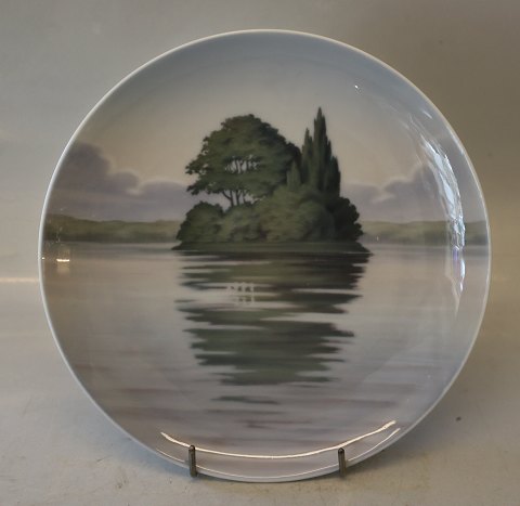 B&G 3802-357-20 Platte: Holm i sø 20 cm Signed JR? Bing & Grøndahl
