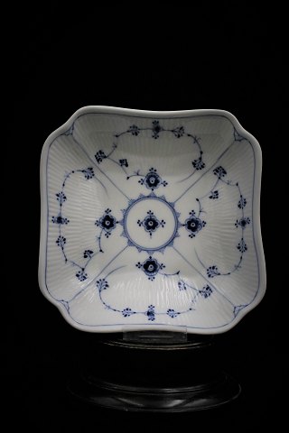 Royal Copenhagen Blue Fluted Plain square salad bowl. 
RC#1/26. 1.sort. Before 1923.
H:6cm. 21,5x21,5cm.