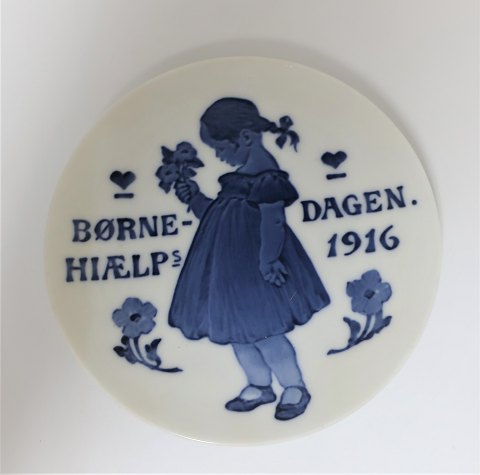 Königliches Kopenhagen. Kinderfürsorgesteller 1916. Durchmesser 12,5 cm. (1 
Wahl)