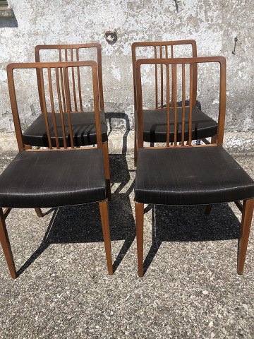 4 mahogany chairs
a total of DKK 900
