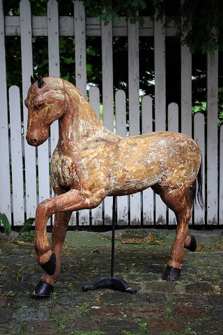 Swedish 1800 century horse in carved wood with fine scraped color 
and a super fine patina....
H:75cm. L:85cm.