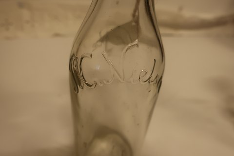 Patentflaske fra P.C. Nielsen i Vejle
Navnet er præget i flaskens glas
Uden indhold
