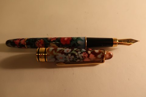 Fountain pen
Flower decorated
Stamp: Genius Germany
We have more fountain pens