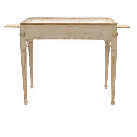 Original dekoreret gustaviansk bakkebord med 
udtræk til lysestager. Let retoucheret. Sverige 
ca. år 1780. H: 76cm. Bakke: 85x51cm