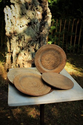 Antique, 1800 century Swedish wooden plates with fine patina.
Dia: 18-19cm....