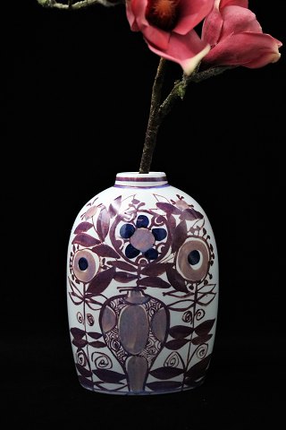 Aluminia Fajance Tenera vase med blomster motiv i lilla farver.
Designet og signeret af Cari Kristensen.
181/2878.