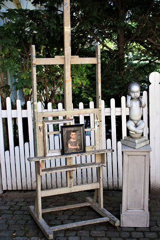 Decorative old painting easel in wood with gray color. 
Can be used to "exhibit" art on , a mirror or flat screen TV...