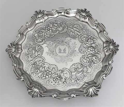 Englischer Salver. Sterling (925). London, hergestellt 1769. Durchmesser 22 cm.