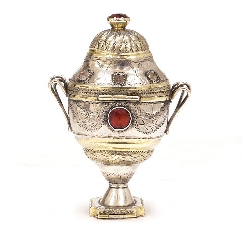Riechdose aus teilweise vergoldetem Silber. Martin 
Hinrich Petersen, Hadersleben, 1792-1809. H: 
9,2cm. G: 50,3gr