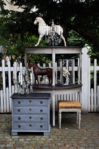 Fine, small old chest of drawers in fine patinated gray painted wood with black 
painted marbled top....