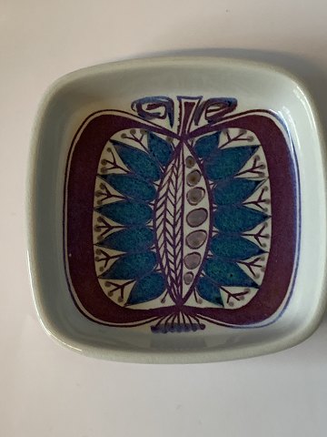 Royale Copenhagen #Fajance, Square dish.
Dec. No. 140/#2882
Size: 11 x 11 cm.