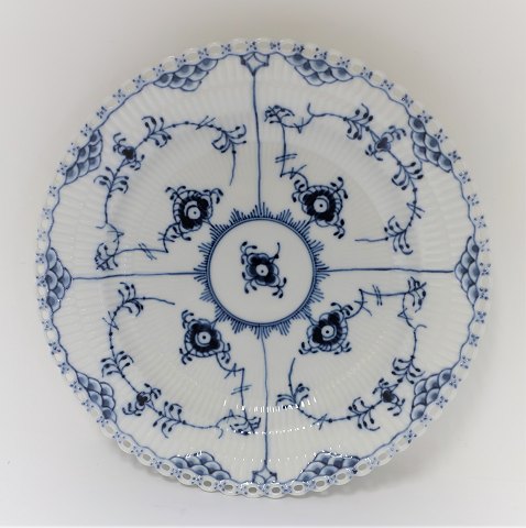 Royal Copenhagen. Musselmalet, Helblonde. Middagstallerken. Model 1084. Diameter 
25 cm. (1 sortering).