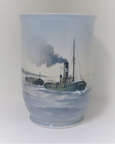 Bing & Gröndahl. Porzellanvase mit Motiv einen Schleppboot. Modell 8715/460. 
Höhe 21 cm. (2. Wahl)