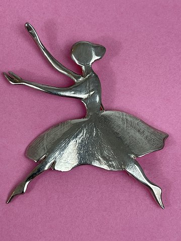 Brooch in sterling silver with ballet dancer from Toftegaard Design. Defective 
lock. 8 cm across from finger tip to toe tip