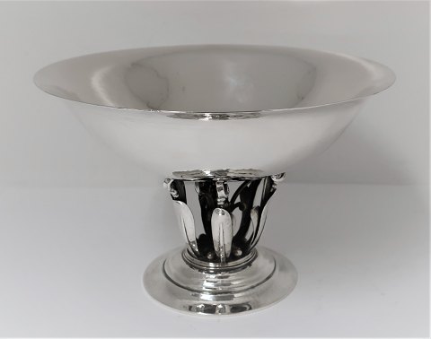 Georg Jensen. Sølvopsats. Sterling (925). Model 171. Design Johan Rohde. Højde 
14,5 cm. Diameter 19,5 cm. Produceret 1925-1932