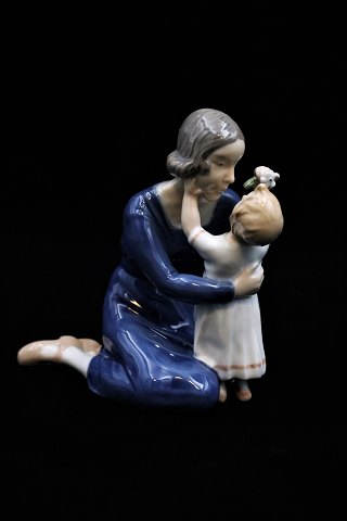 Bing & Grøndahl porcelænsfigur af Mor med lille pige.
B&G 2255...
