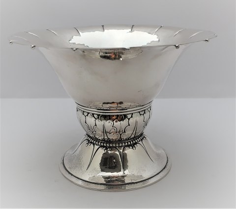 August Thomsen. Schale aus gehämmertem Silber (830). Höhe 16 cm. Durchmesser 
22,5 cm. Produziert 1923.