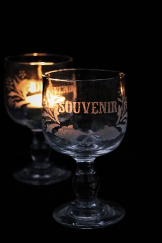 Gammelt fransk Souvenir vinglas med graveret skrift Souvenir. 
H:13cm...