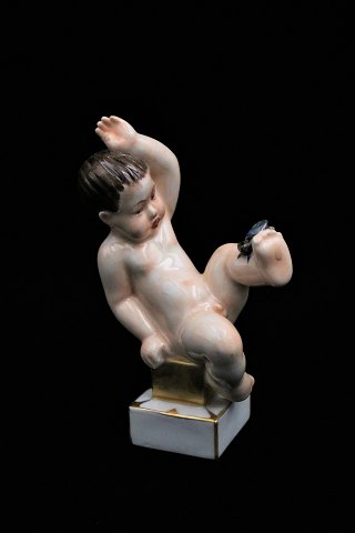 Gammel Bing & Grøndahl porcelæns figur i overglasur af lille dreng med flue...