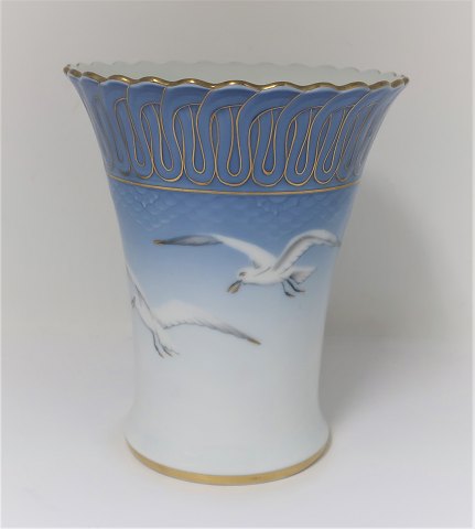 Bing & Gröndahl. Möwe mit Gold. Vase. Modell 186. Höhe 16 cm. (2. Wahl)