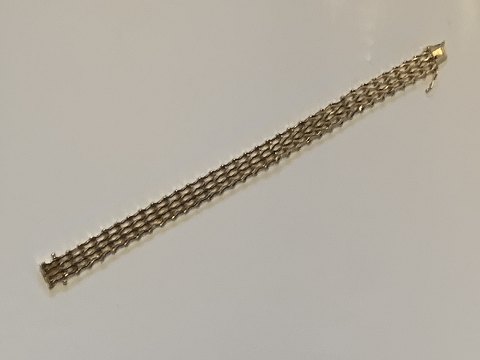 Bracelet in 14 carat gold
Stamped 585
Length 18.8 cm approx
Width 9.82 mm approx
Thickness 2.36 mm approx