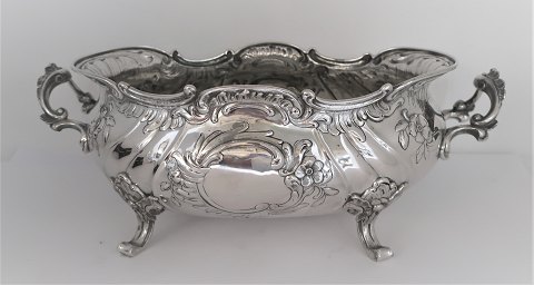 Large oval silver bowl. Length 42 cm. Height 16 cm. Produced 1904