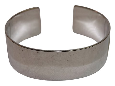 Horsens silver
Wide bangle in heavy quality from 1950