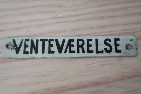 A little signboard made of enamel
Text: Venteværelse ( Waiting room)
In a  good condition
Articleno: L1006