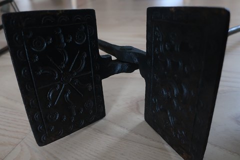 An antique waffle iron with a beauiful pattern at the waffles
Made of iron
About 1800
L: ca. 68cm