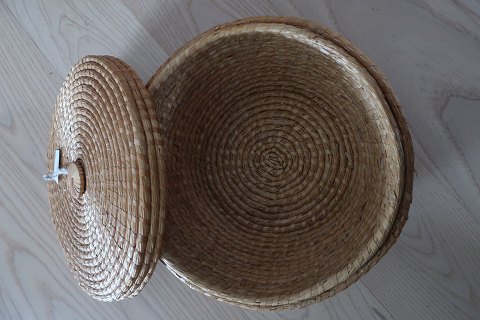 Basket
Made in old basketwork technique
Diam: about 26cm
H: about 15cm