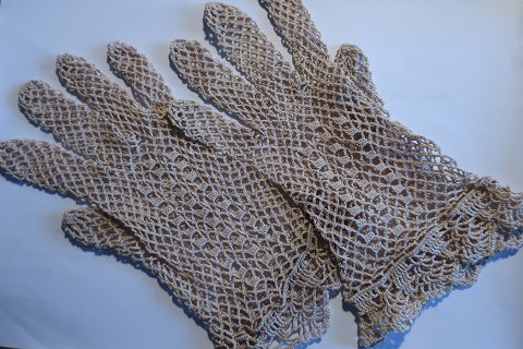 Vintage gloves
Colour: Ecru