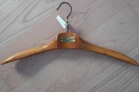 Coat hanger made of wood - old
Decorative and good in use
Text: Christian Thomsen Barnevogne, Børste & Kurvevarer - Trævarer og Maatter
