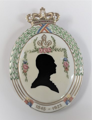 Royal Copenhagen. Silhouette plate. Prince Ernst August. Duke of Cumberland & 
Brunswick. 1845-1923. Height 12.6 cm. There is some varnish on the front of the 
plate. (1 quality)