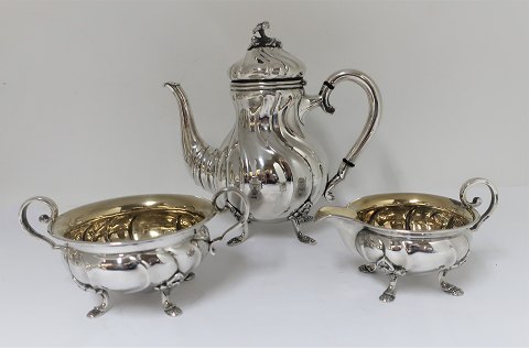 A. Dragsted. Lille sølv kaffeservice skævknækket (830). Bestående af kaffekande, 
flødekande og sukkerskål