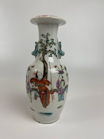 Antique Chinese vase, Family Rose, with scenes and people in a garden. 19.-20. 
century