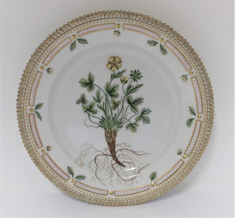 Royal Copenhagen, Flora Danica. Frokost tallerken. Design #3550. Diameter 22 cm. 
(1 sortering).