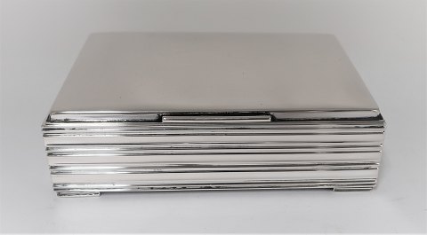Sølv æske (830). Længde 15,5 cm. Bredde 11,5 cm. Højde 4,5 cm. Produceret 1953.