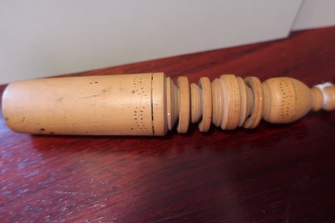 Tool for winding thread, antique
From the middle of the 1800-years
With docorations and 3 rings made of the same piece of wood