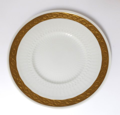 Royal Copenhagen. Vifte med guld. Kagetallerken. Model 11522. Diameter 15,5 cm. 
(1 sortering)