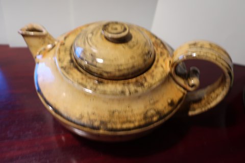Teapot made of ceramik
Artist: Herman A. Kæhler, Denmark
Signed: 63900, HAK

