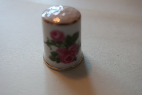 Old thimbles made op  porcelain
Decoration with a rose
An the top is the decoration made like a flower