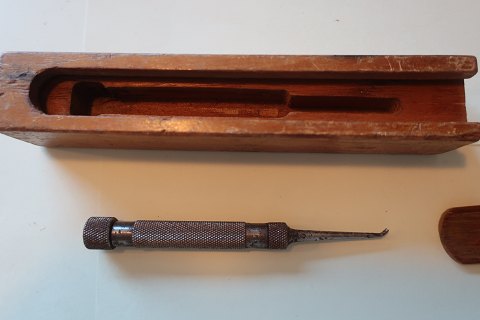 A tool with a "stamp" inside
Made of metal
Comes with a good box made of wood
In a good condition
Articleno.: L1005
