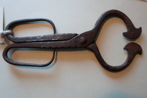 An antique sugar candy pair of tongs
Handmade of iron
Please look at the photoes to see how beautiful it is made